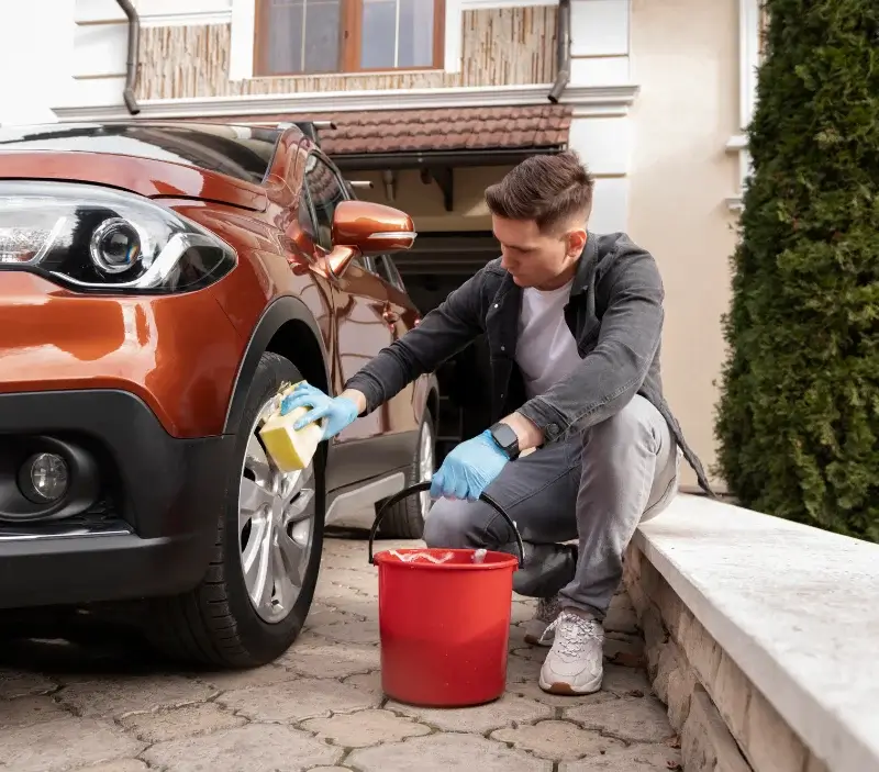 Lavage auto à domicile Locronan : professionnel intervenant sur un véhicule